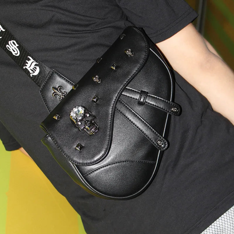 Fashionable shoulder bag with skull