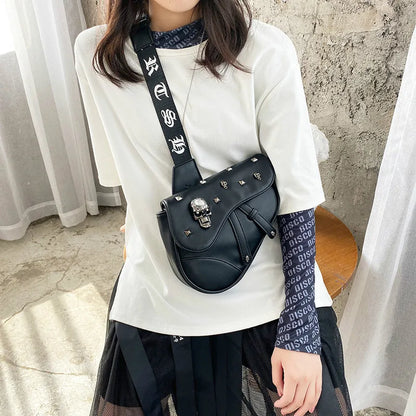 Fashionable shoulder bag with skull